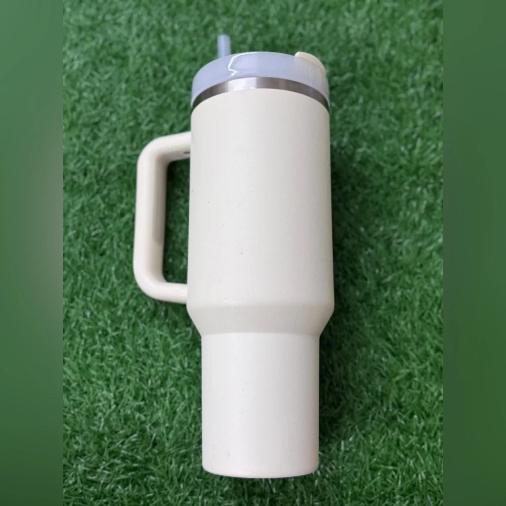 Stanley Beige Tumbler with Handle and Straw - Picture 4 of 6